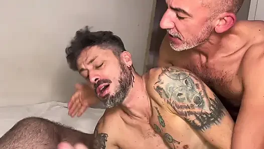 Jock ve üvey baba üçlü grup seks