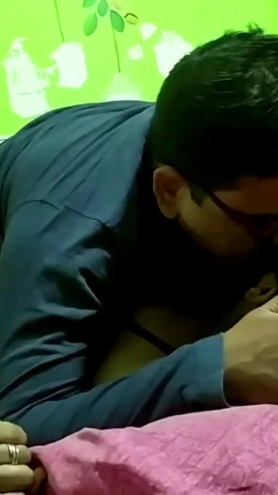 Συναρπαστική στιγμή από το "Indian Bhabhi Real Homemade Desi Sex Video"