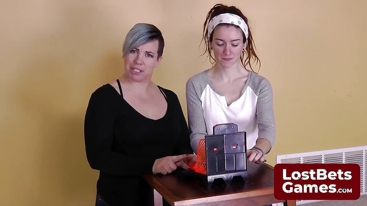 Tobi Strălucește în acest joc de baschet striptease flippies