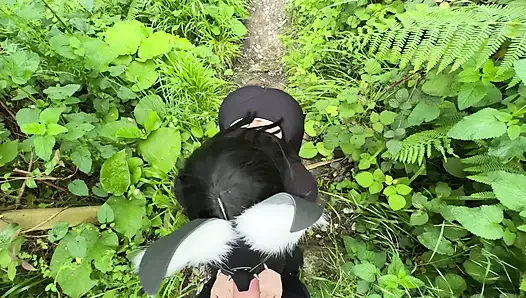 Aku memergoki orang asing masturbasi dan memberinya blowjob yang lezat di taman.