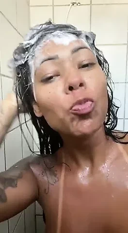 NEGONA GOSTOSA NO BANHO