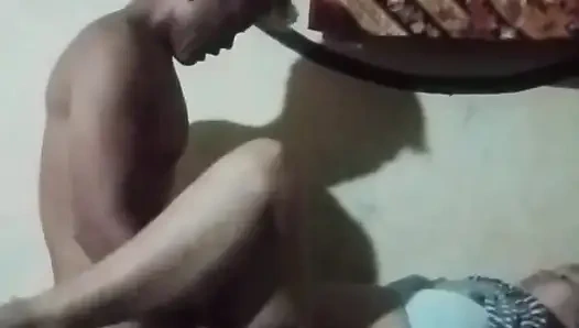 Adik tiri datang ke rumah