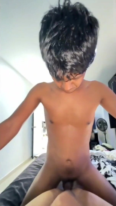 来自“印度青少年乱搞他的同性恋朋友”的惊险时刻