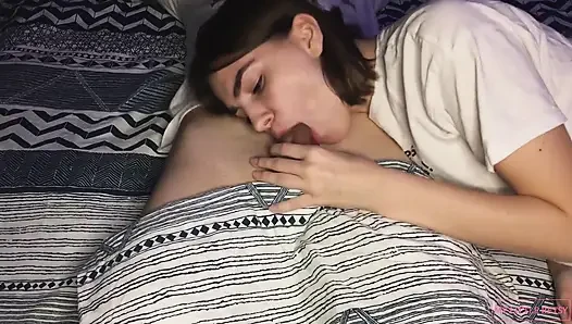 Teen teen stieftochter macht süßen blowjob und schluckt mein ganzes sperma