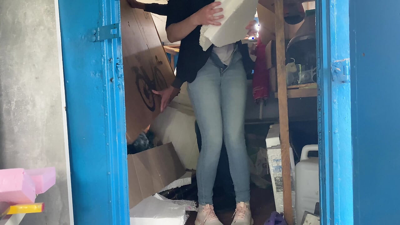 A warehouse worker fucked the manager hard right there on the boxes and put her in her place