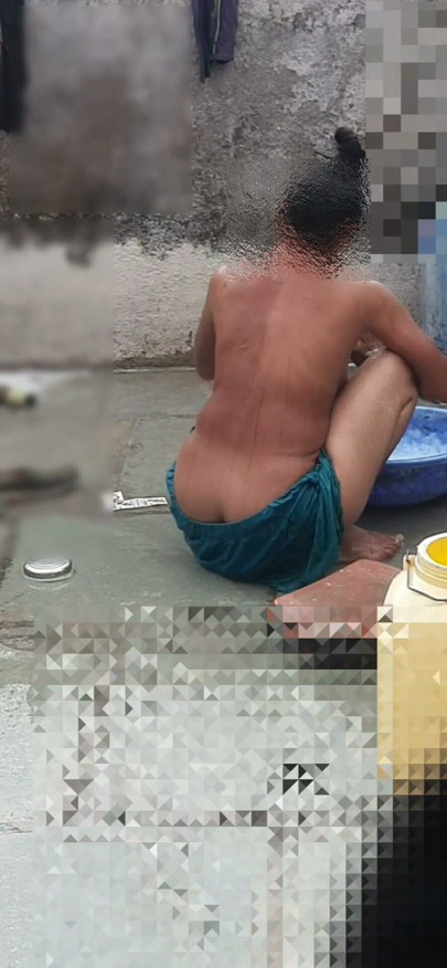 Stepaunt'un kız üvey kız kardeşi köyde açıkta banyo yaparken görülüyor bölüm 3 | Klip 2