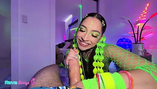 Madison wilde lagi asik muasin memeknya sendirian di bawah uv sampai menganga lebar!