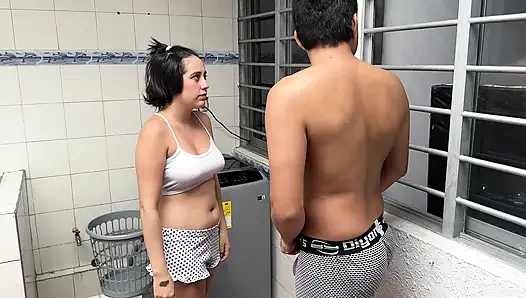 Pelacur saudara tiri saya sedang mencuci pakaian jadi dia mengambil kesempatan untuk melepas boxer saya dan bisa mengisap penisku yang besar.