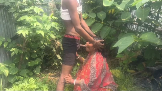Indian desi housewife ki chudai ki jungle mein outdoor
