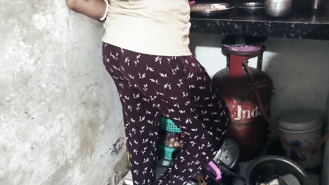 Kitchen Desi Girl friend hard sex.doggy style sex .tight pussy, jeans apertados