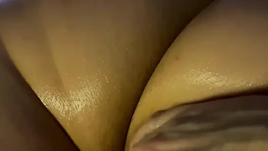 Geölte versaute ehefrau genießt eine massage