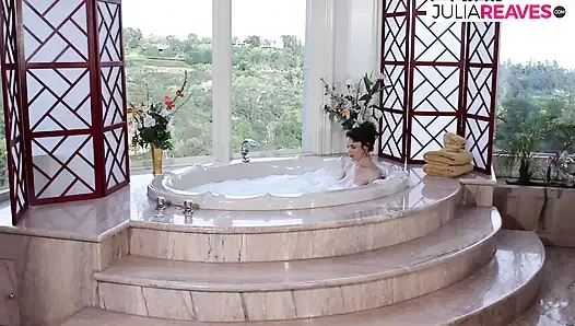 Ateşli kız canavar yarak emiyor ve sonra amına boşaltıyor