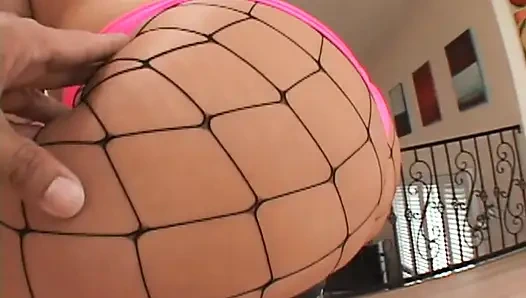 6 adamla çok azgın bir sarışın grup seks. Sürtük ıslak amcığında tüm yaraklarını istiyor