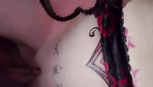 Zierliches rothaariges keltisches küken bittet darum, vollgespritzt zu werden und gibt den besten blowjob mit blickkontakt (nahaufnahme einführen)