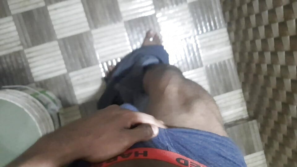 18-godišnjakinja s dlakavim kurcem drka se u kupaonici