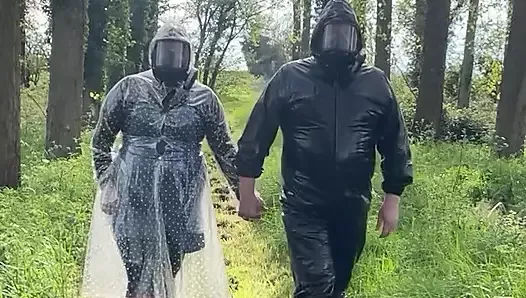 Plastikowa kurtka przeciwdeszczowa i maska gazowa w lesie