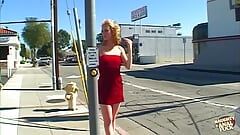Dojrzały facet podnosi blondynkę w czerwonej spódnicy z ulicy dla blowjob i cowgirl zabawy