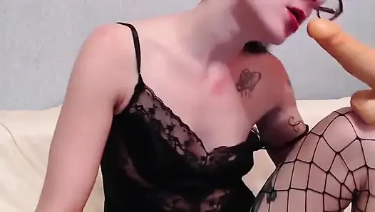 Ateşli fahişe yarağını emiyor