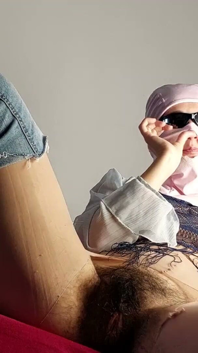 Peluda buceta latina experimenta roupas na cama Peluda buceta morena, grandes mamas | Clipe 1