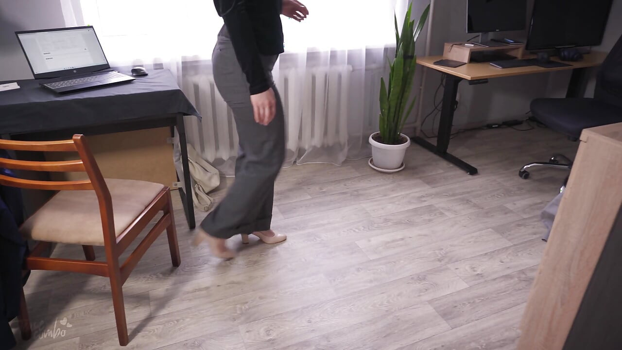 Compañero de trabajo caliente se burla de culo hasta que sus pantalones se rasgados