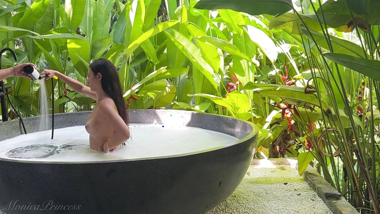 Jungle Bath desnuda - detrás de escena