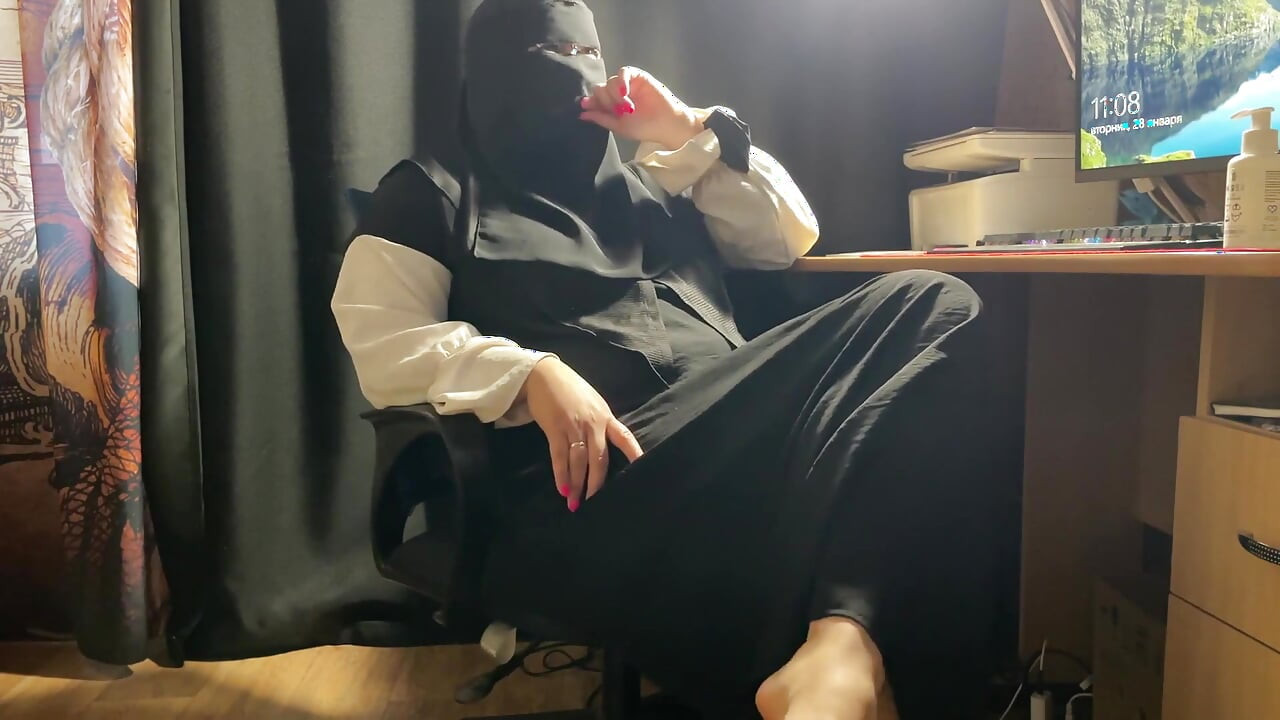 Moroccan MILF Spread Her Legs and Received Hot Cum in Her Pussy