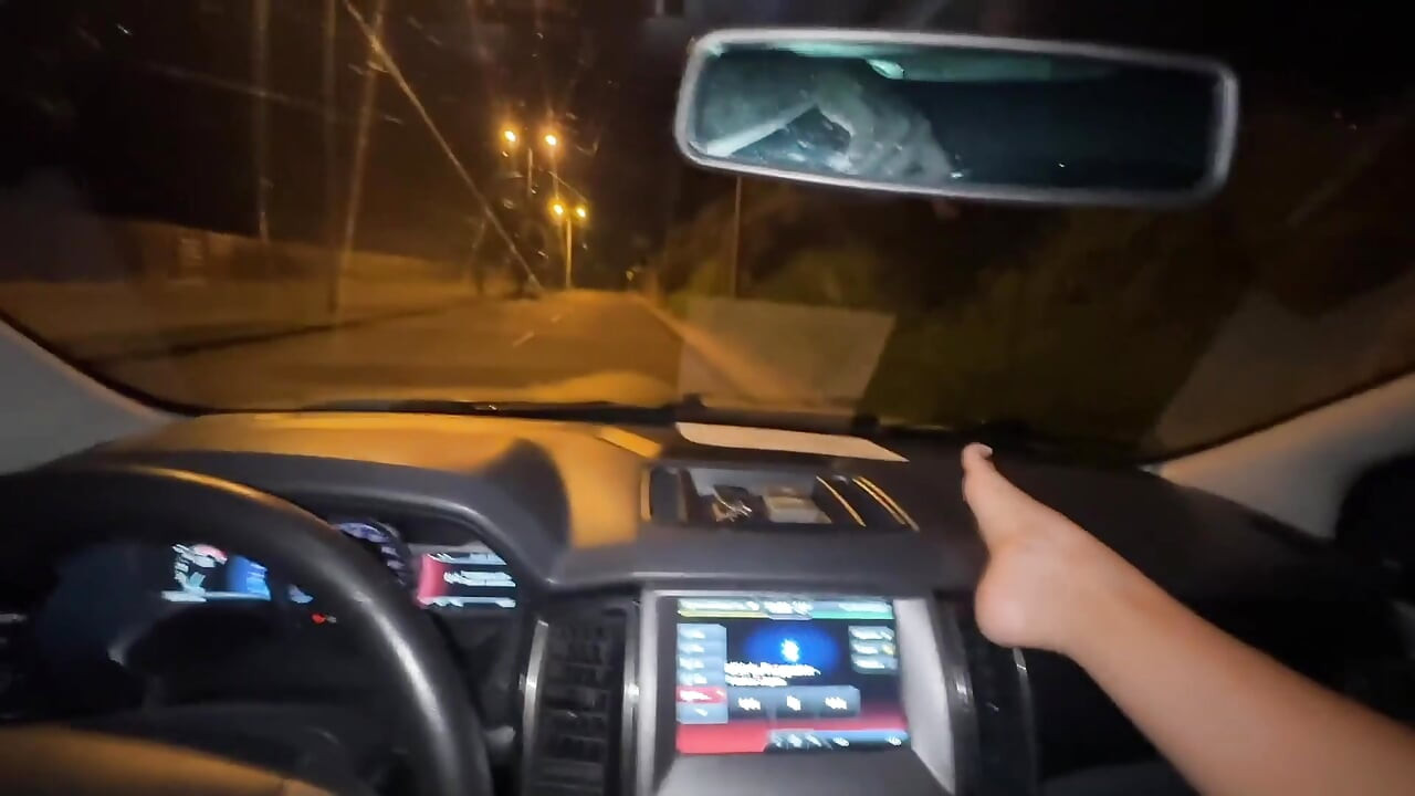 Meu amigo me leva para casa, eu fico com tesão e nós fodemos no carro dele! Annacherry7