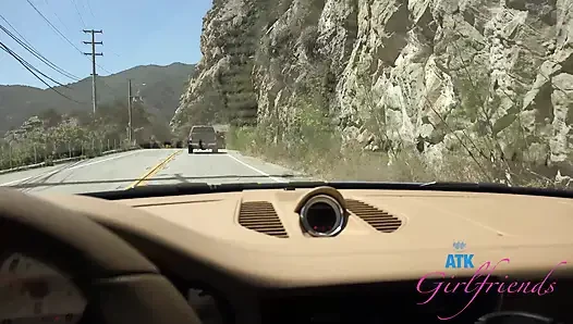 Ava Davis sikilmeden önce yarağı gırtlağına kadar alıyor ve ıslak dölleniyor