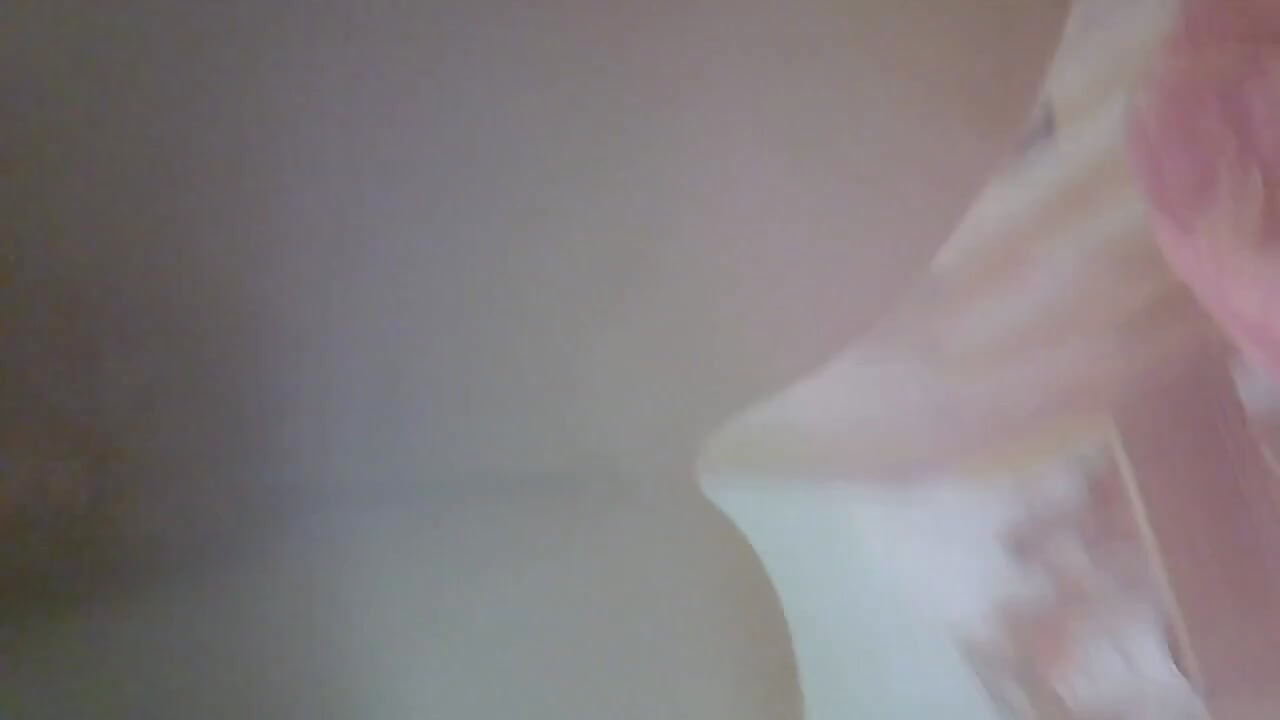 Arrastrándose y deslizando la webcam entre el culo y el coño