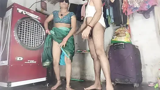 Üvey kız kardeş götüne vurdu, üvey erkek kardeşinin yarağını emiyor ve yarağından su emiyor Hintçe ses