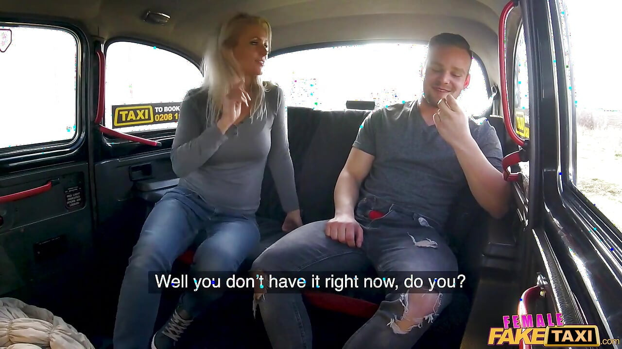 Female fake taxi - heiße MILf-taxifahrerin liebt es, schwanz zu lutschen