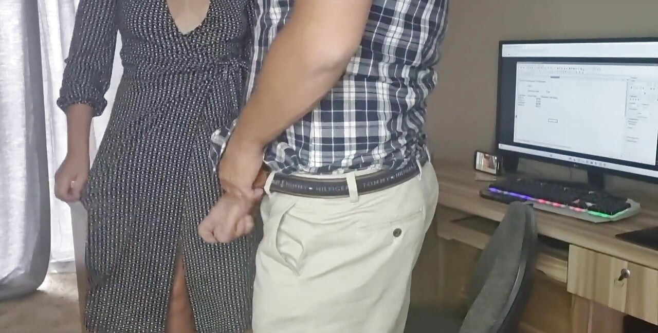 수줍은 비서를 이용하는 보스