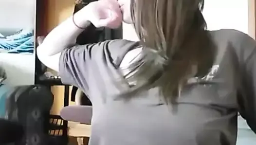 Белая телочка играет в живом видео перед ее мужем