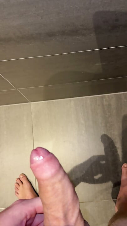 SPERMA überall, würdest du den Boden oder die Wand ablecken?