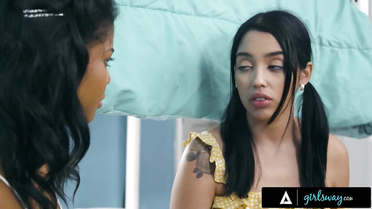GIRLSWAY - Η Nia Nacci βοηθά τη ντροπαλή Vanessa Sky να βγει από το καβούκι της με παθιασμένο σεξ σε λεσβιακό στρατόπεδο