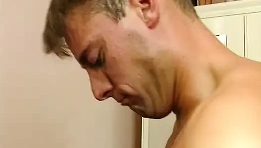 Gadis mungil ini dientot habis-habisan sama kontol besar