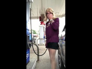 紫のトップとパンストのガソリンスタンド