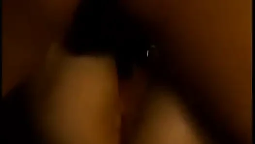 Lustvolle blondine mit erstaunlichen titten wird von einer gruppe hungriger asiatischer huren geknallt