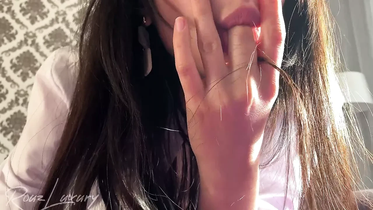 香港的女孩抚摸她的小阴户