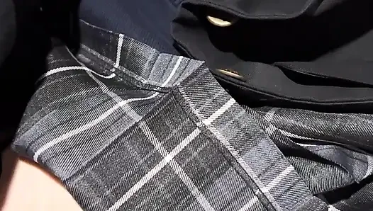 Gadis mungil 18 tahun, rekaman smartphone ultra-realistis. Disimpan ke rol kamera! Video pulang sekolah