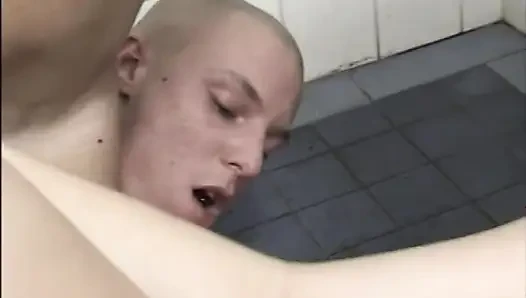 Memek sempit gadis remaja polos dientot habis-habisan di kamar mandi sampai dicrot di mulut sama kontol besar