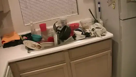 Tante seksi yang suka nyepong kontol dan dicrot sperma di kamar sebelahnya!!