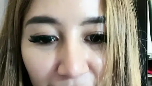 Erkek arkadaşı tarafından şımartılmayı seven güzel bir kadın ünlü bir kadın