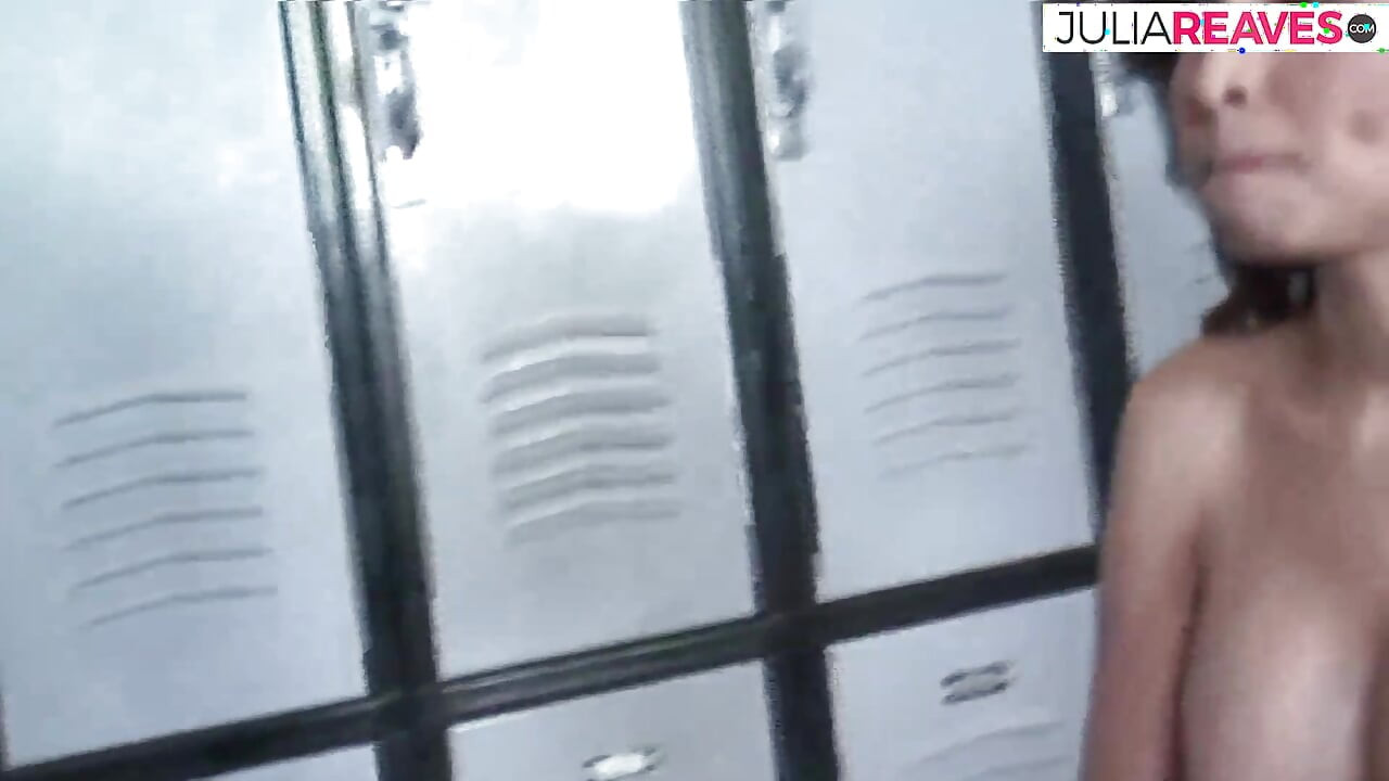 Горячей девушке растягивают киску после скачки на массивном члене