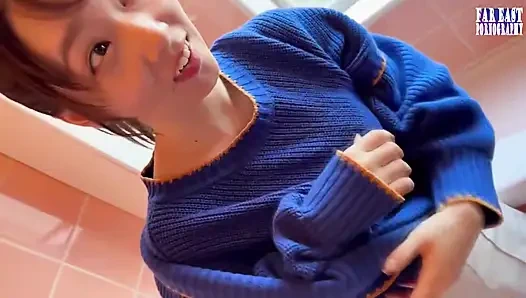 Cewek sange ini lagi asik muasin memeknya sendirian sambil tersenyum sampai muncrat banyak banget.3