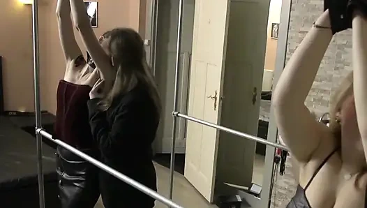 Мелисс и Зоя получают шлепанье