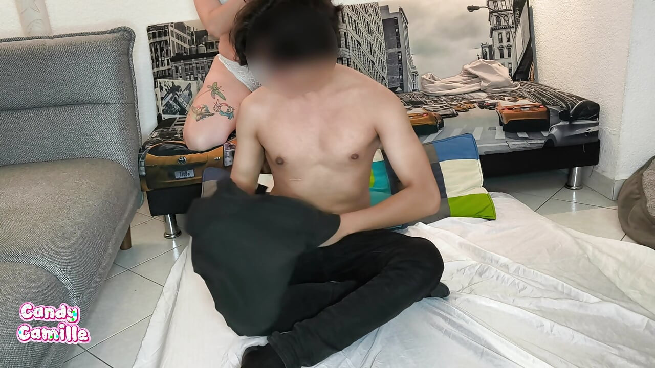 妻は大きなペニスの男性から処女を奪い、私は彼女がもっと楽しめるように参加するのが大好きでした