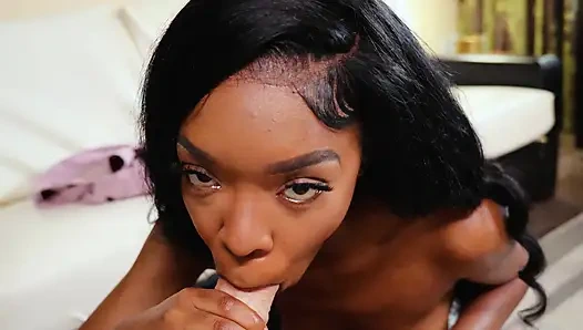 Чёрная брюнетка кончает