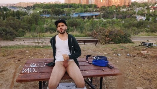 Xisco se masturbando ao ar livre em um parque público