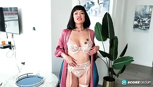 Asiatin MILF kitty, 42, fingert ihre reife muschi